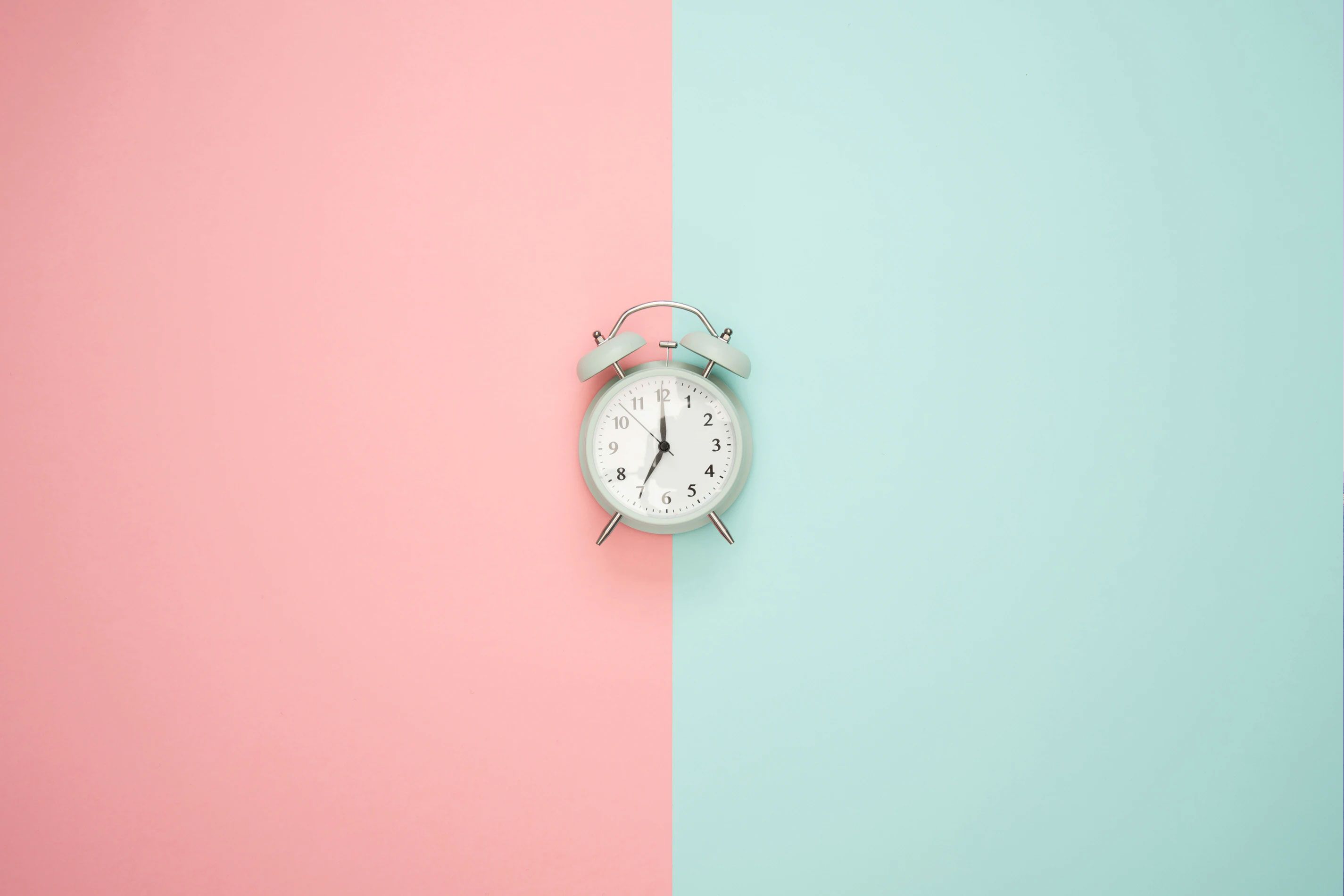 Alarm Clock with Two-Tone Background